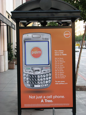 Рекламные киоски Palm Treo 680 на автобусных остановках