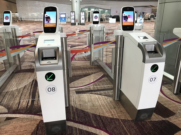 Биометрическая стойка миграционного контроля аэрапорта Чанги
