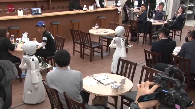 роботы в кафе