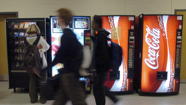 В школах Санкт-Петербурга хотят запретить вендинг автоматы с чипсами и газировкой