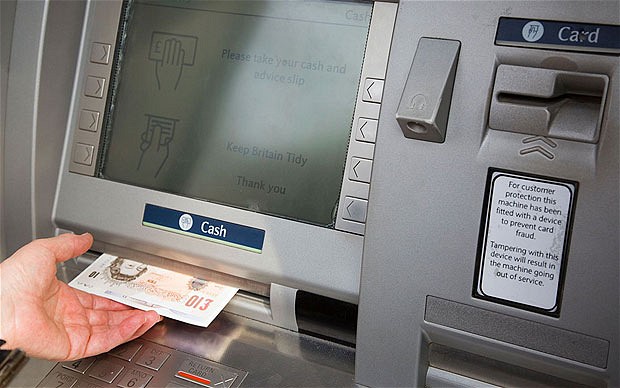 В Великобритании ежемесячно закрываются 250 банкоматов из-за падающего спроса на наличные