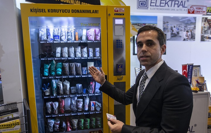 Вендинг автоматы с медицинскими масками установят в аэропортах и метро Стамбула 