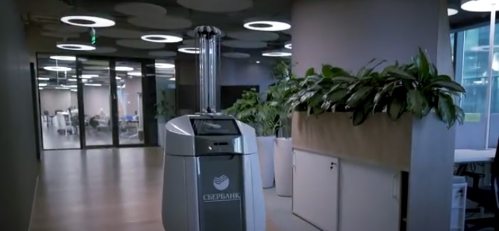 Сбербанк представил робота для дезинфекции помещений