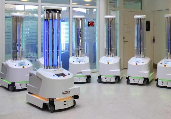 Дезинфицирующие роботы борются с коронавирусом в больницах Китая 