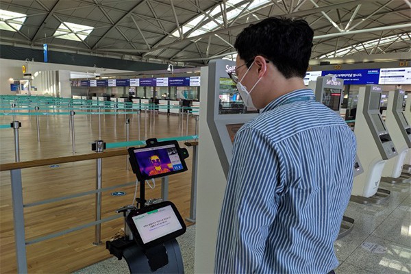 Роботы и киоски измерят температуру туристов в аэропорту Инчхон
