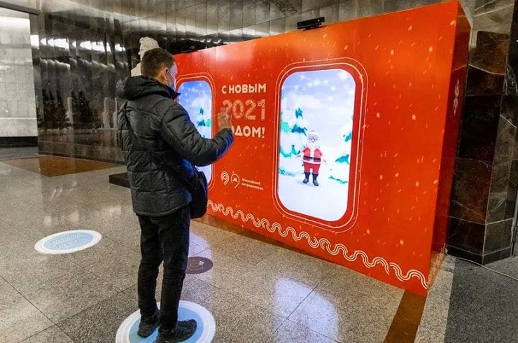 В Московском метро установили интерактивного Деда Мороза