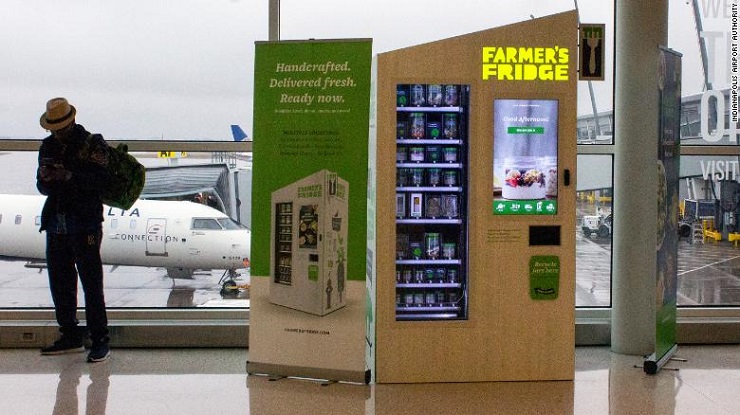 Farmer’s Fridge расширит свою сеть салатных вендинг автоматов в аэропортах США