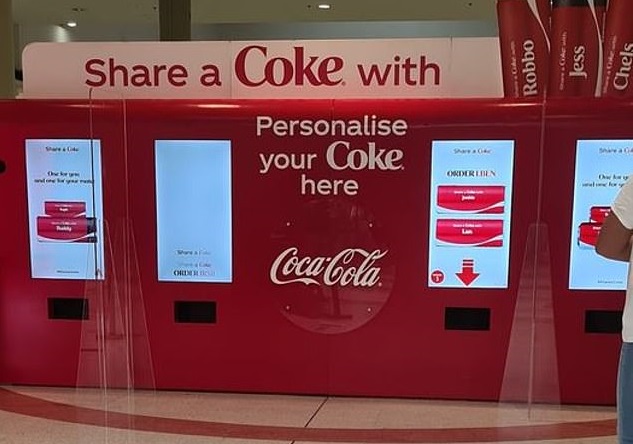 Coca-Cola запускает вендинг автоматы с персонализацией банок