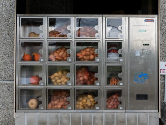 Польские фермеры продают овощи и фрукты в вендинг автоматах