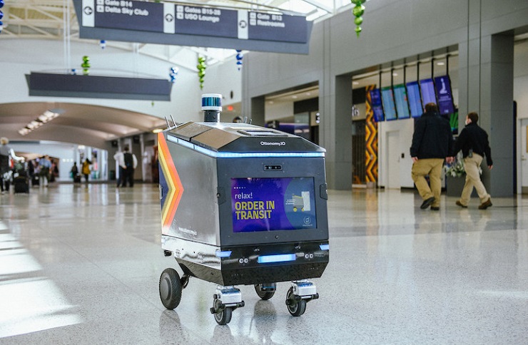 Ottonomy представил автономных роботов-курьеров для аэропортов