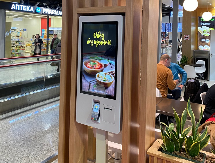 Киоски TouchPlat обслуживают клиентов «Крошка-картошка» в московских аэропортах