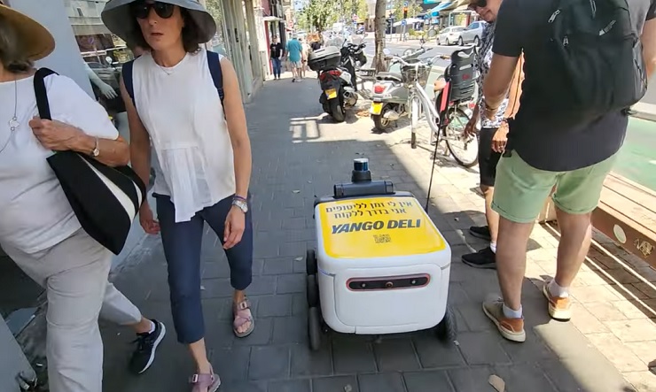 Тротуарные роботы-курьеры мешают пешеходам