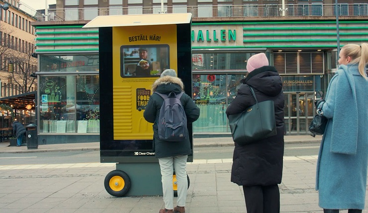McDonalds в Швеции превратил  цифровые ситилайты в фудтраки
