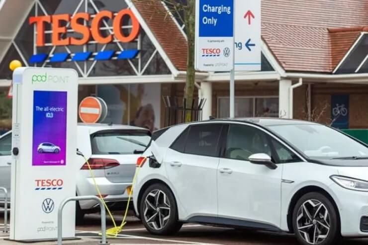 Tesco UK оборудовал 600 магазинов зарядными станциями для электромобилей