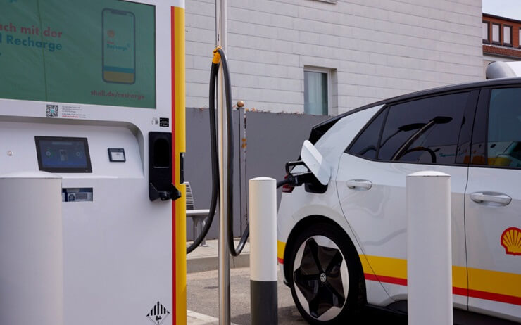 Shell и Volkswagen используют большие рекламные дисплеи на станциях зарядки электромобилей