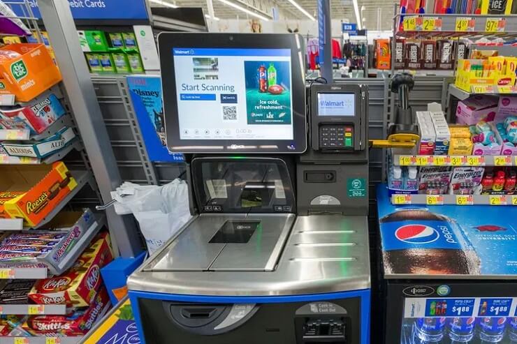 Walmart планирует размещать больше рекламы на экранах своих касс самообслуживания