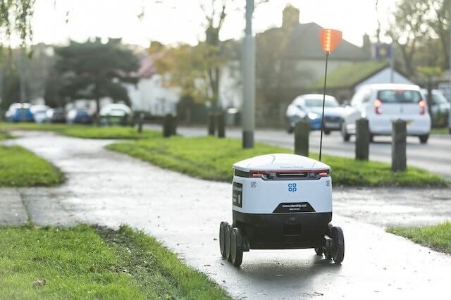 В Великобритании откроется первая в Европе беспроводная зарядная станция для роботов-курьеров
