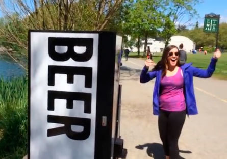 Автомат пивоваренной компании бесплатно раздавал пиво