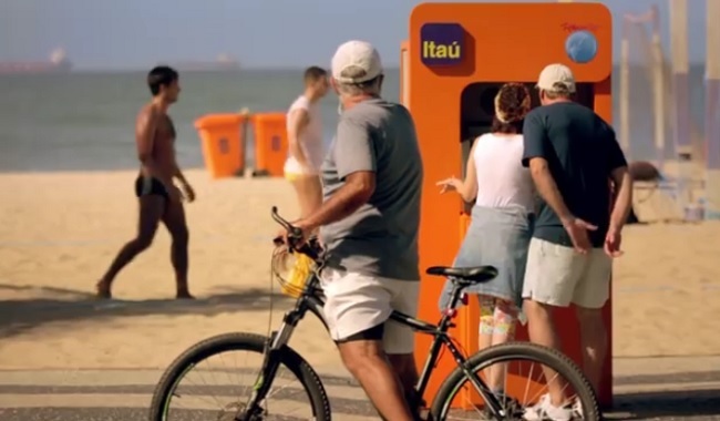 На пляже в Рио установили караоке киоск, замаскированный под банкомат