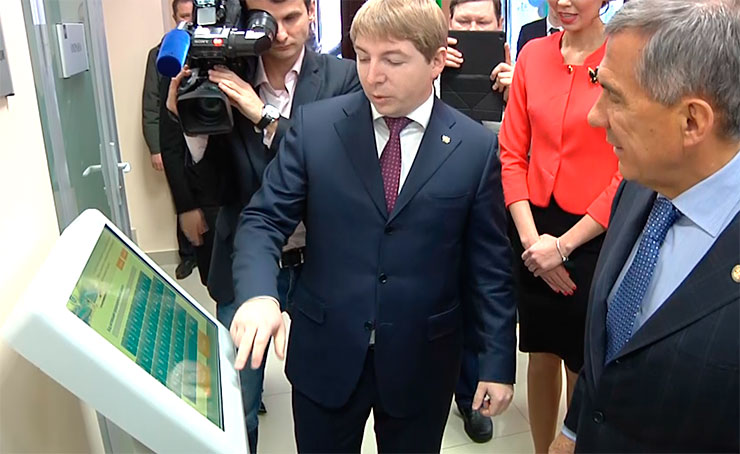 Президенту Татарстана показали устройства самообслуживания в клиентском центре отделения ФСС России по РТ