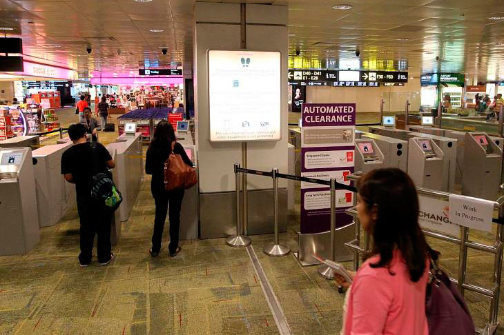 Туристы могут сдать отпечатки пальцев в киосках самообслуживания при поездке в Сингапур
