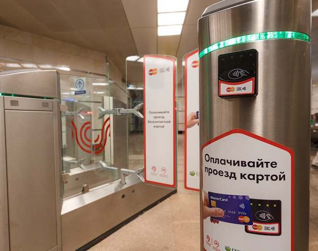 На 11 станциях столичного метро реализован пилотный проект по бесконтактной оплате проезда