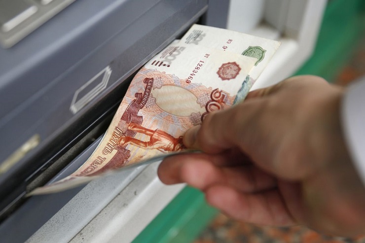 Объем операций самоинкассации через банкоматы Сбербанка увеличился на 75%