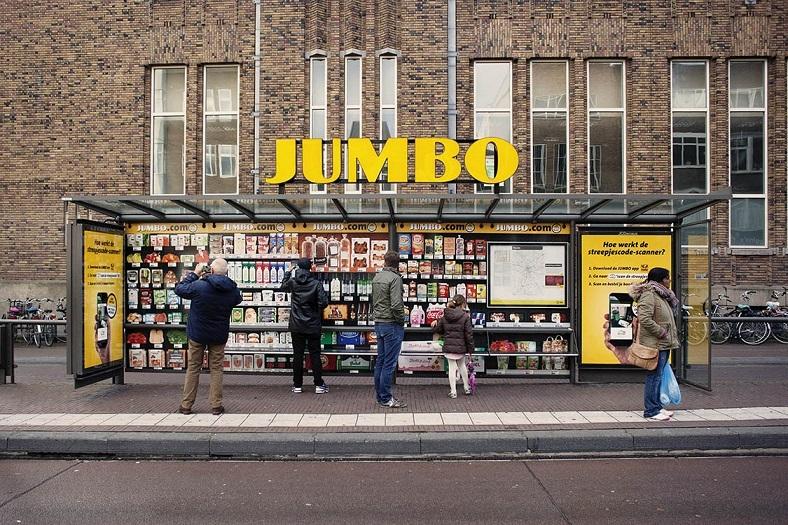 Голландский продуктовый рителер «Jumbo» открыл виртуальный супермаркет на автобусной остановке
