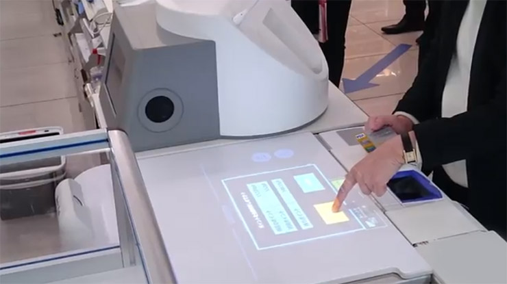 Panasonic представил кассу самообслуживания с автоматическим сканированием и упаковкой покупок