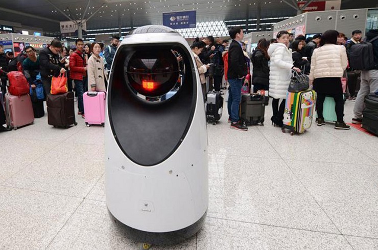 На железнодорожной станции в Китае начал работать робот-эколог