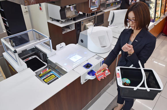 Японские мини-маркеты переходят на кассы самообслуживания 