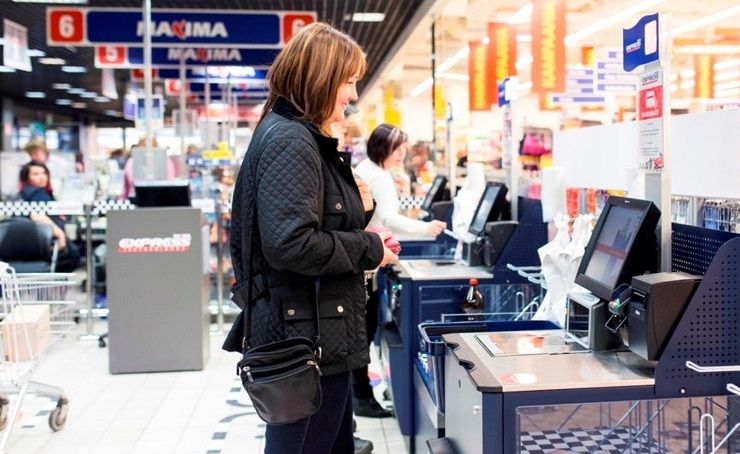В Таллине сотрудник супермаркета помогал сообщникам красть продукты через кассы самообслуживания