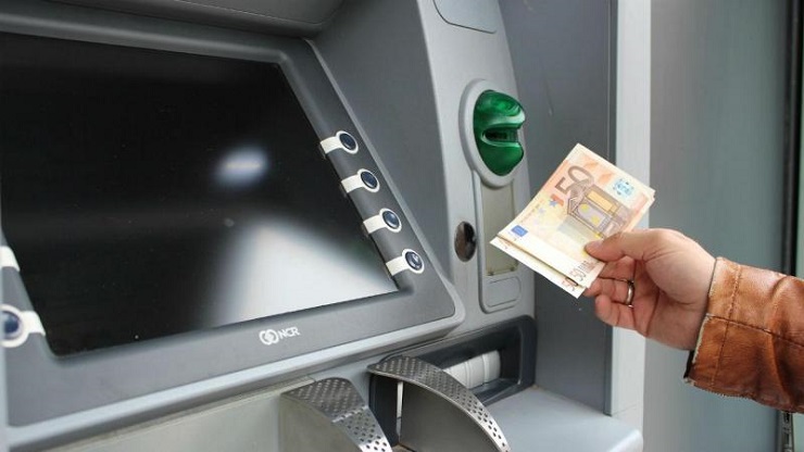 Китай ограничивает снятие наличных в зарубежных банкоматах суммой в $15000 в год