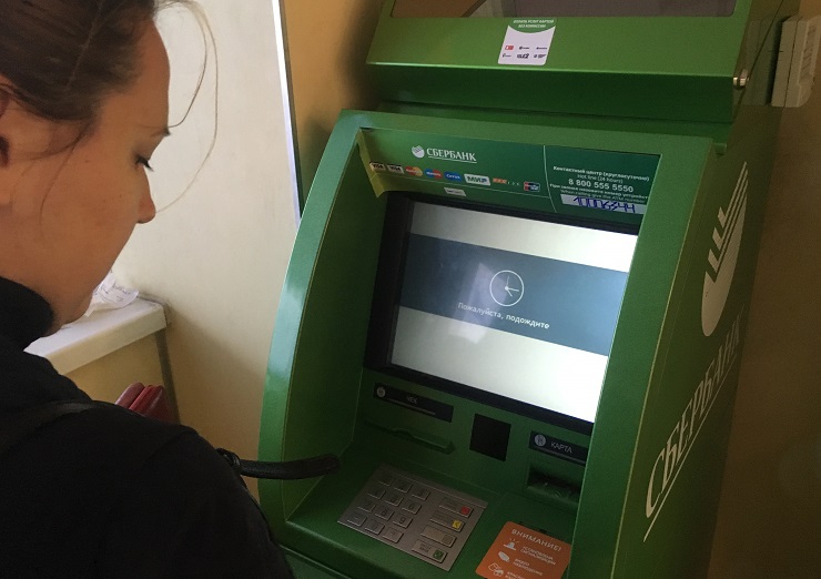 Сбербанк на 90% завершит настройку банкоматов под новые купюры к концу января