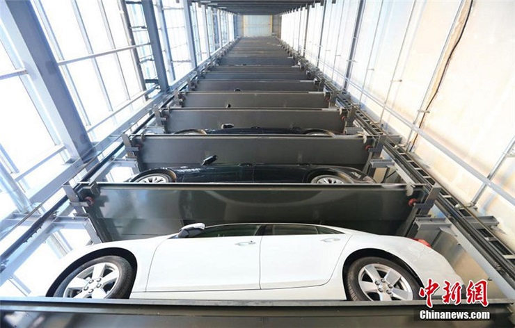 В Китае заработал многоэтажный роботизированный паркинг 