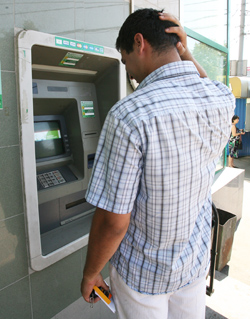 Из-за жары в Петербурге стали отказывать банкоматы