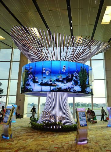 Информационные киоски и цилиндрическая видеостена аэропорт Сингапур