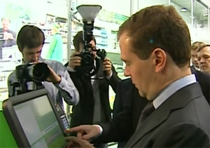 Дмитрий Медведев посетил инновационный супермаркет с системами самообслуживания 