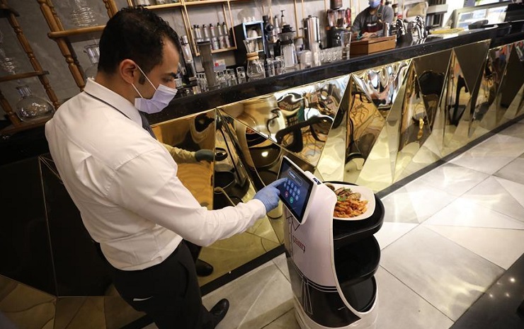 Робот-официант Mozo в египетском ресторане