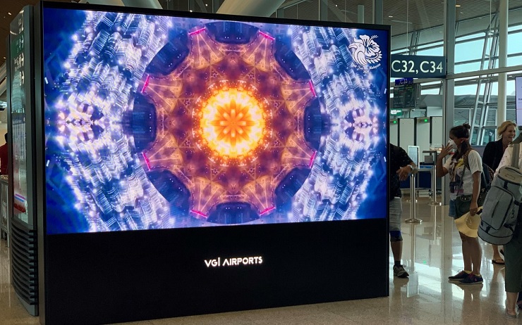 Четырехсторонняя светодиодная инсталляция в дьюти фри аэропорта Куала-Лумпур