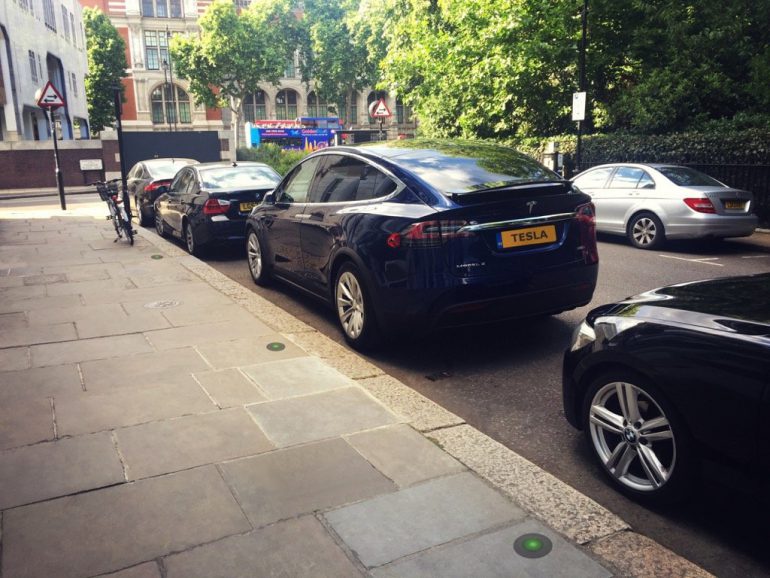 В Оксфорде запустят проект убирающихся в тротуар зарядных станций для электромобилей