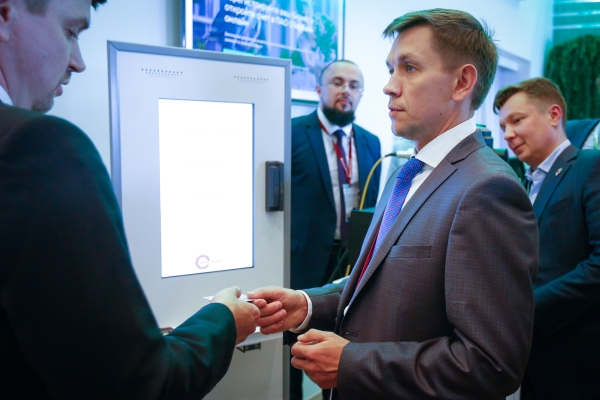 Сбербанк и Министерство цифрового развития презентовали прототипы биометрических паспортов с электронной подписью