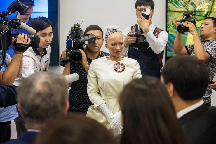 Робот София открыла роботизированный офис Казпочты в Астане