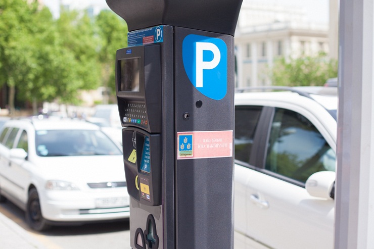 В Баку парковщики победили паркоматы 