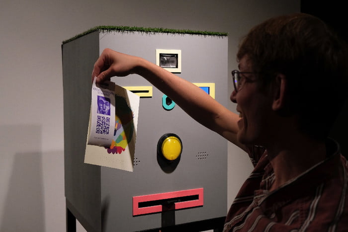 Сумасшедший торговый автомат меняет компьютерное искусство на биометрические данные