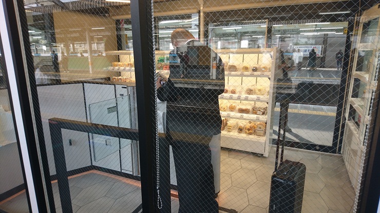На станциях японской ж/д установили автоматизированный магазин без персонала