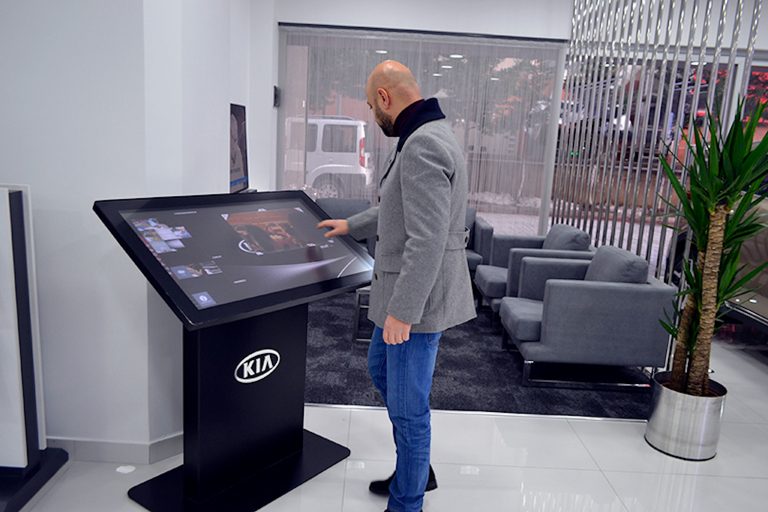 Турецкий дилер марки Kia автоматизировал автосалон с помощью интерактивных столов