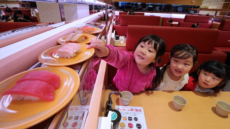 В Токио сеть суши ресторанов Sushiro автоматизируют свою работу 