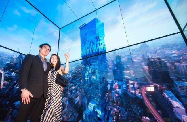 Главный лифт самого высокого небоскреба Бангкока оборудовали OLED экранами