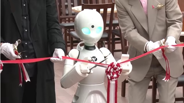 В Токио тестируют кафе, где работают роботы, управляемые парализованными людьми